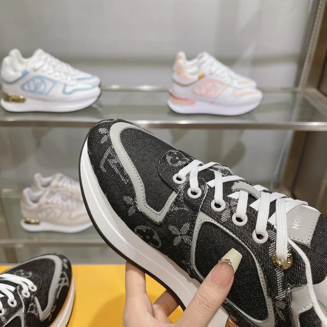 👟👟Ex-factory price 640👟👟 Men's size +10 Louis Vuitton's official website synchronizes the 2024 couple's models, this Neo Run Away sneakers are inspired by running shoes, integrating LV's iconic must-have shoes into the trend. This version is a 1:1 replica of the original version, reinterpreting Damier canvas with cow leather and mesh fabrics, highlighting its simple lines and unique wedge outsole. The main details include the LV initials on the side and the engraved gold heel stabilizer on the back plus a hidden insole. 2cm. Sizes 35-42, 39-46. Full package. High version. New and old customers are welcome to inquire.